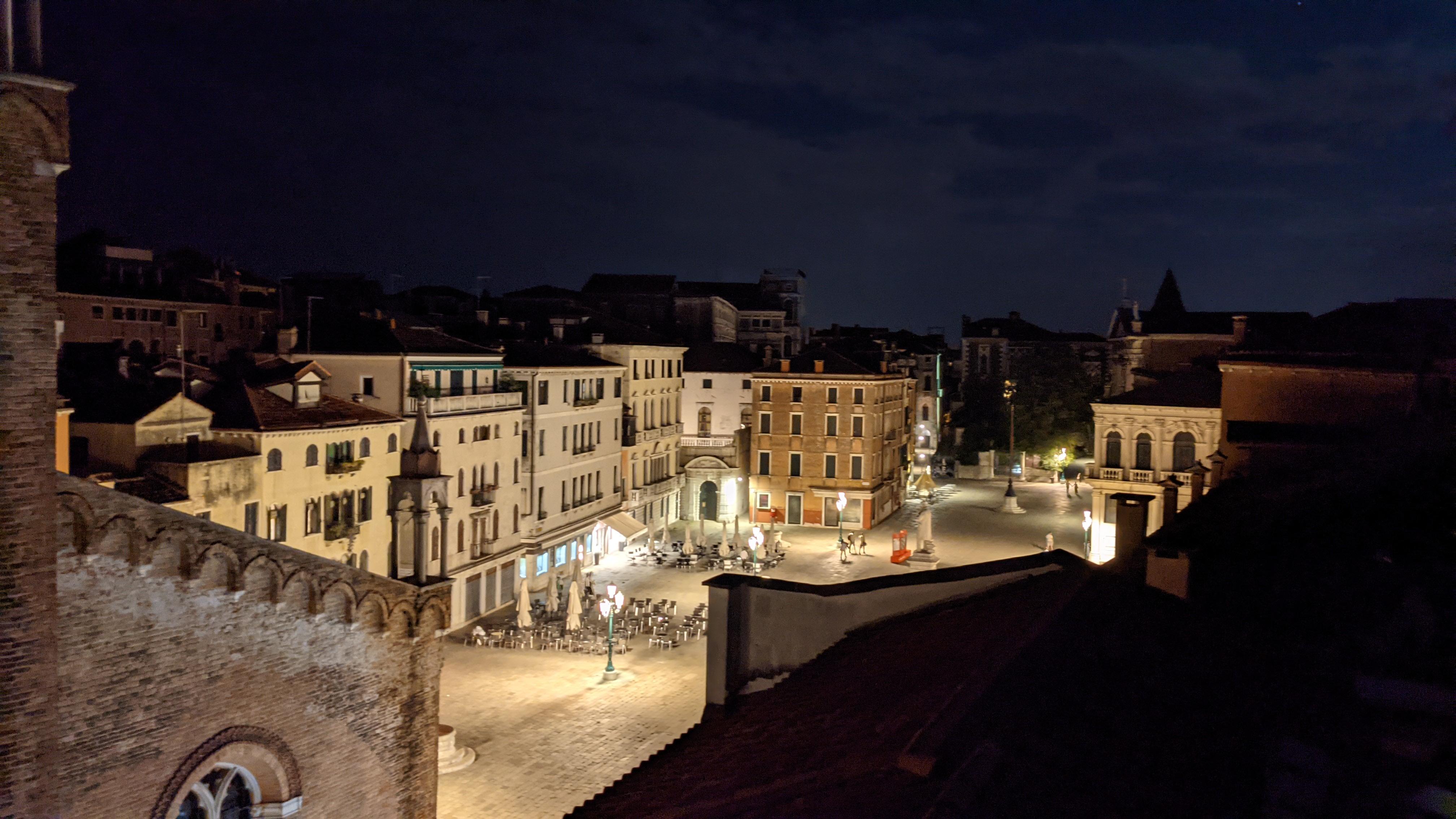 Blick von der Dachterrasse. Auf dem Platz spielt abends meistens ein Straßenmusiker.