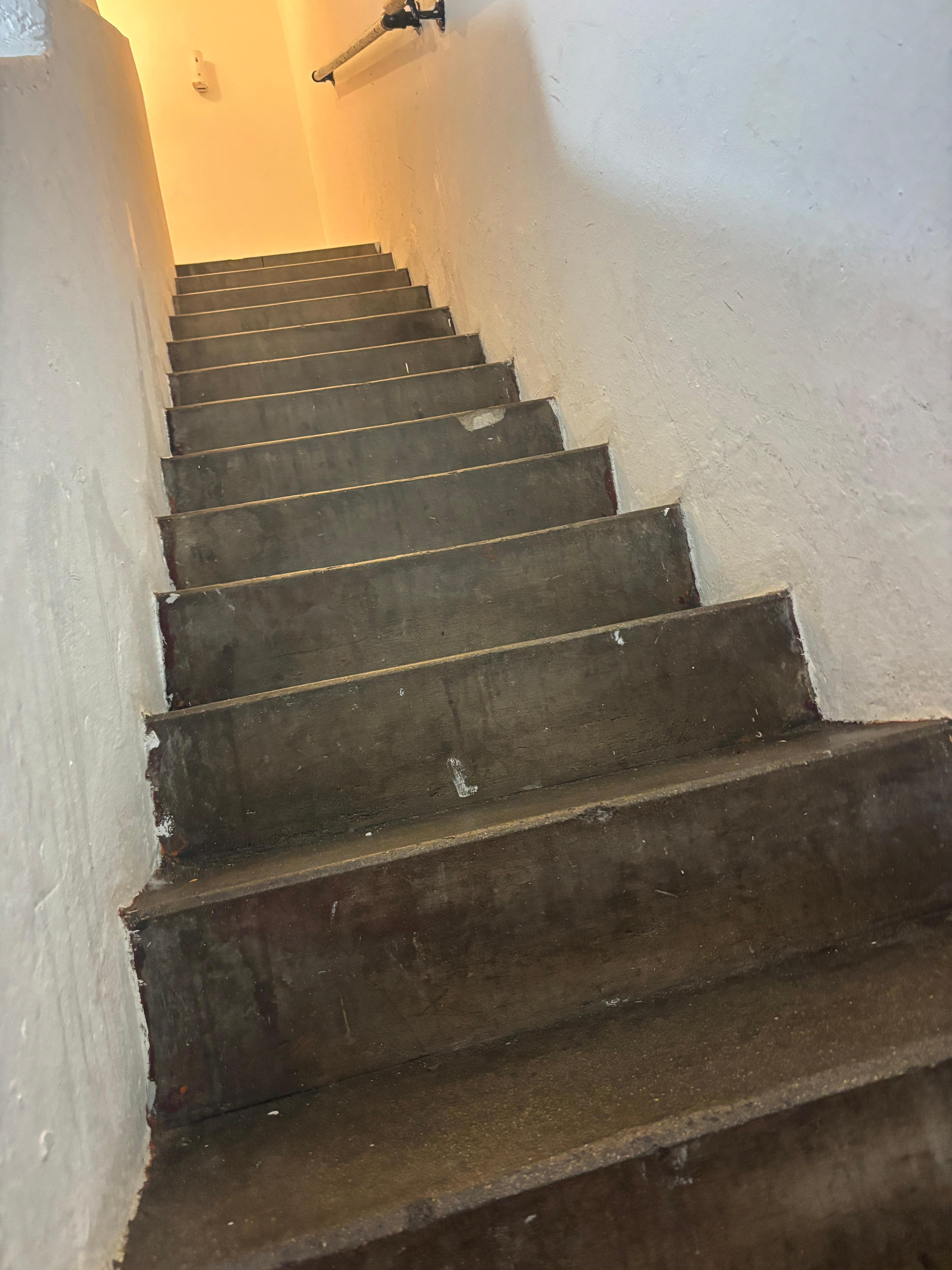 These stairs are very steep.