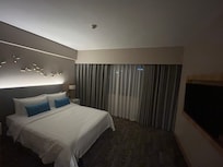 ベッドの寝心地はよい。