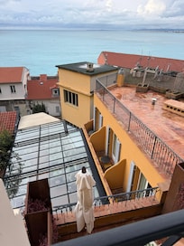 Vue balcon de la chambre sur restaurant