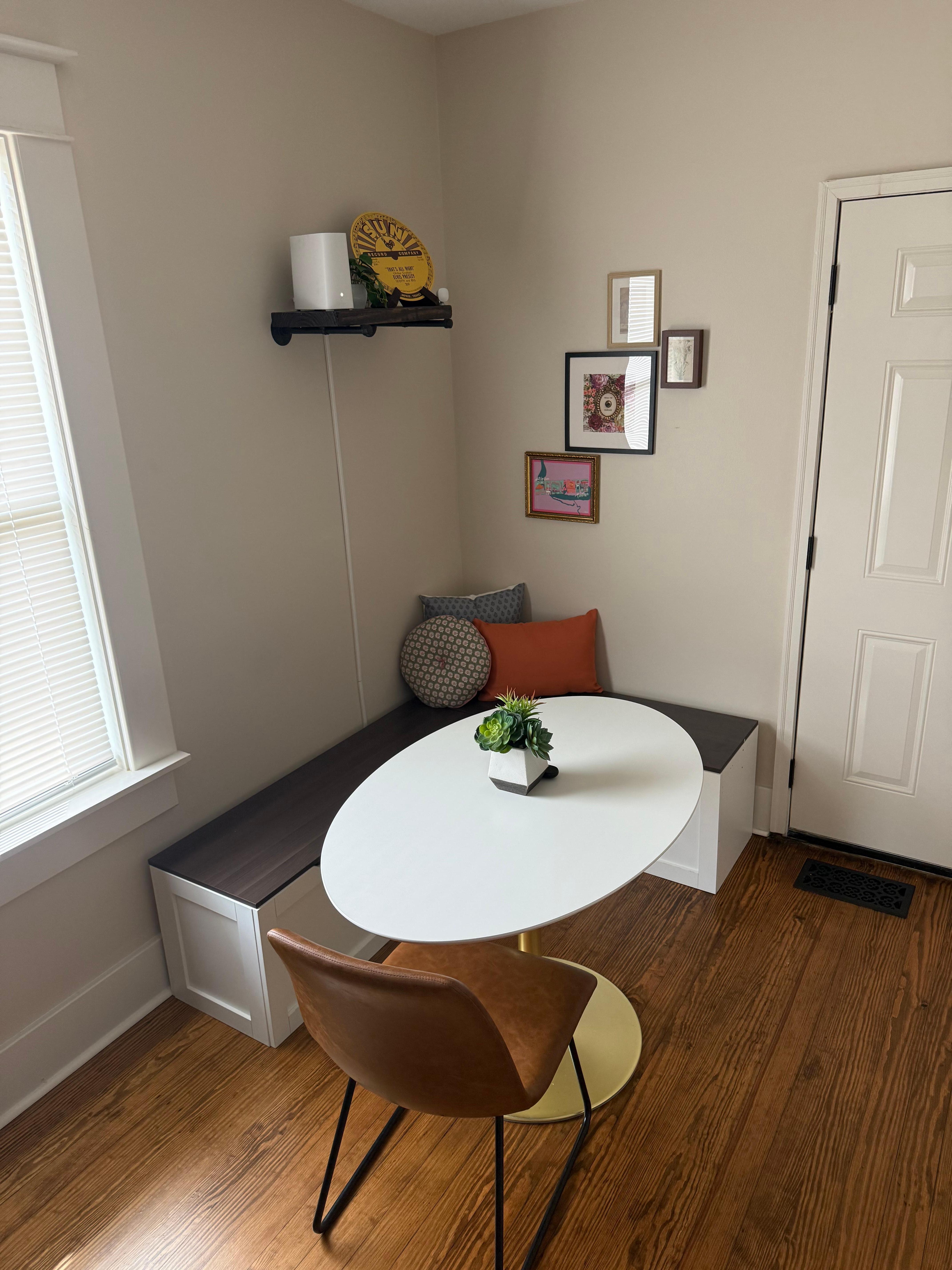 Nice breakfast nook/office space.