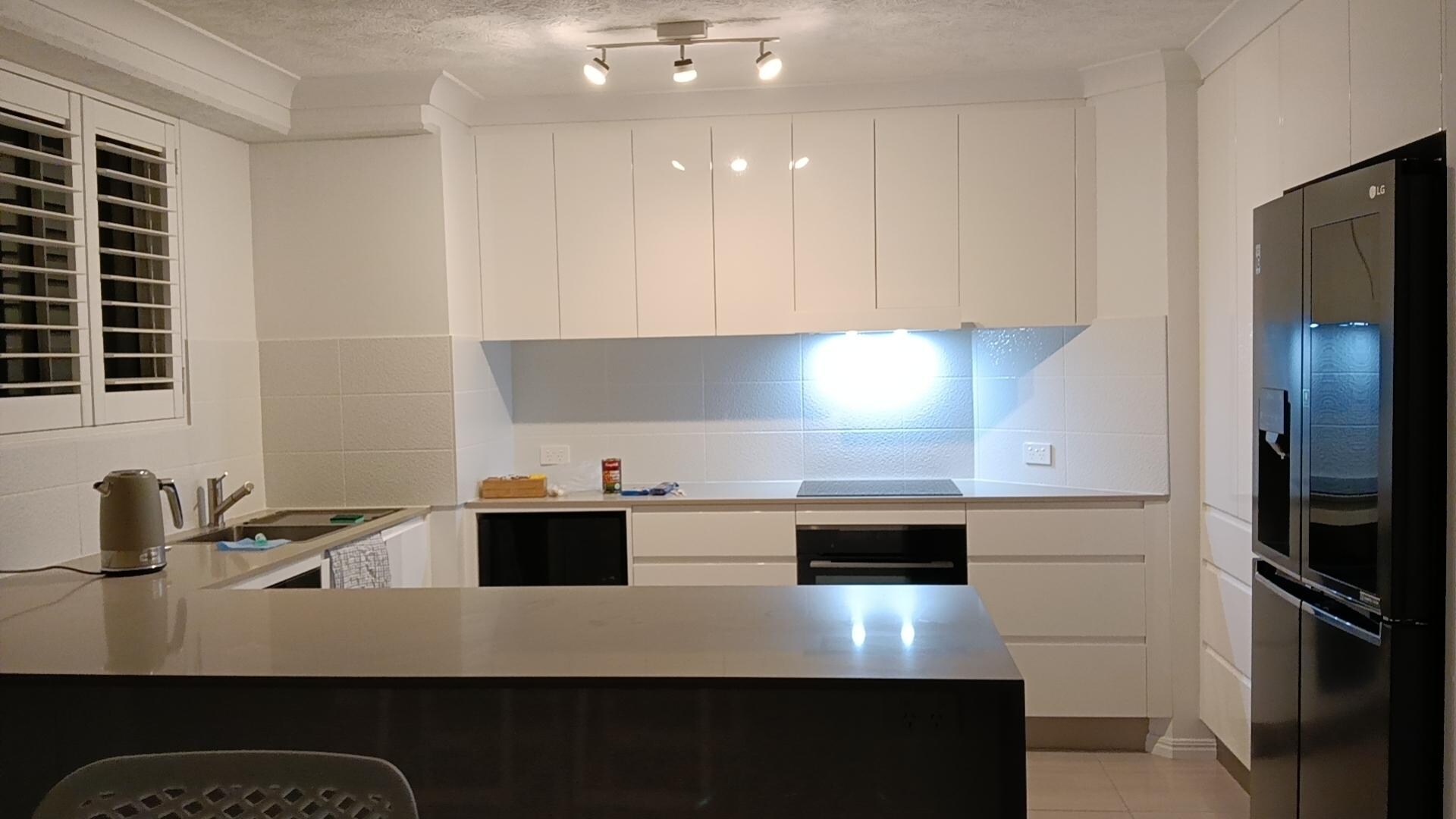Modern full kitchen with dishwasher & laundry/dryer