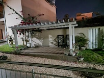 Foto noturna do jardim interno