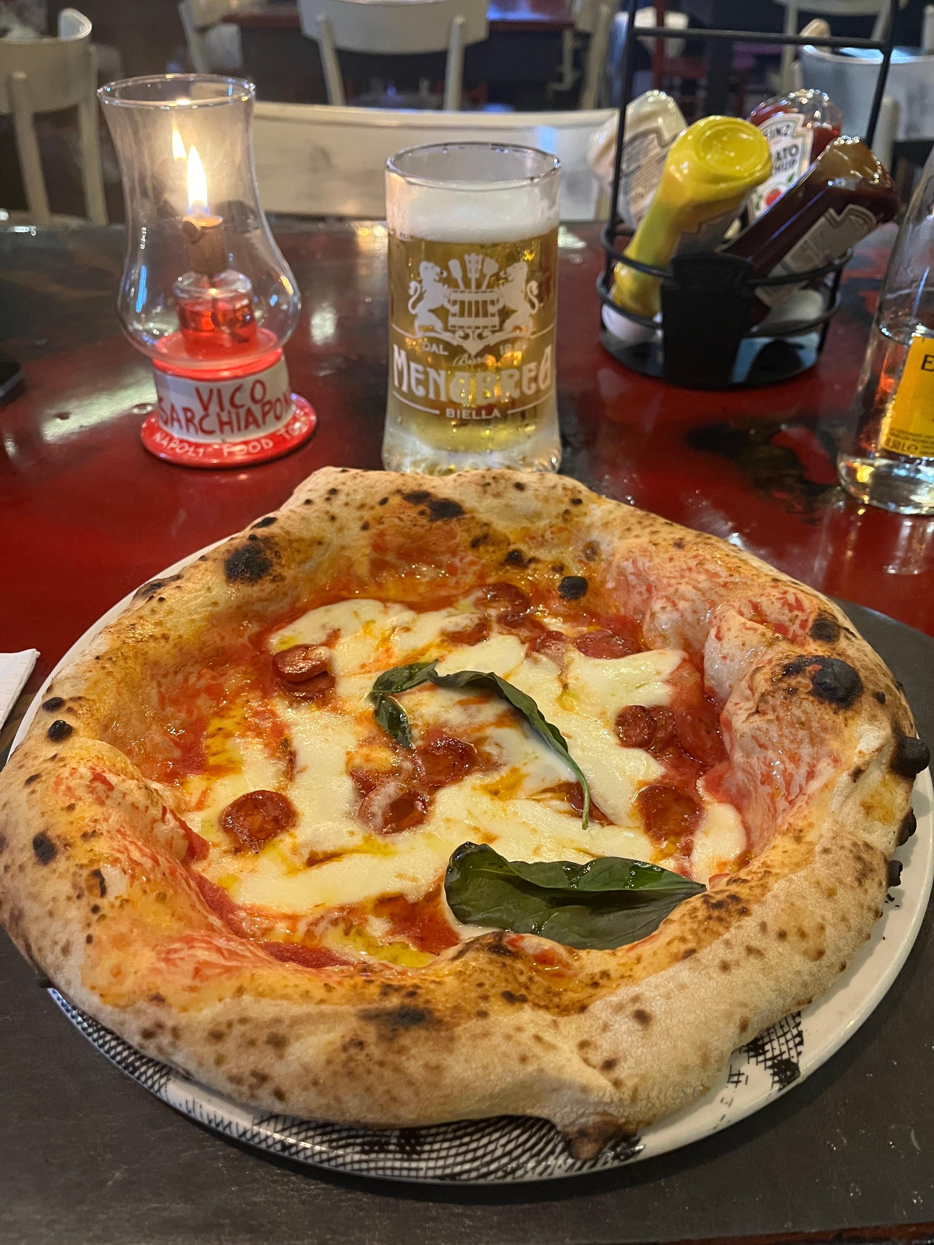 Restaurangen bredvid hotellet ca 50-100m