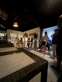 Fila do arroz com carne no jantar na segunda dia 13 de outubro