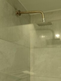 La regadera truena y sale el agua hipercaliente