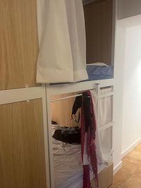 Säng i sovsal. Verkade trång men blev till en skön koja för god sömn.