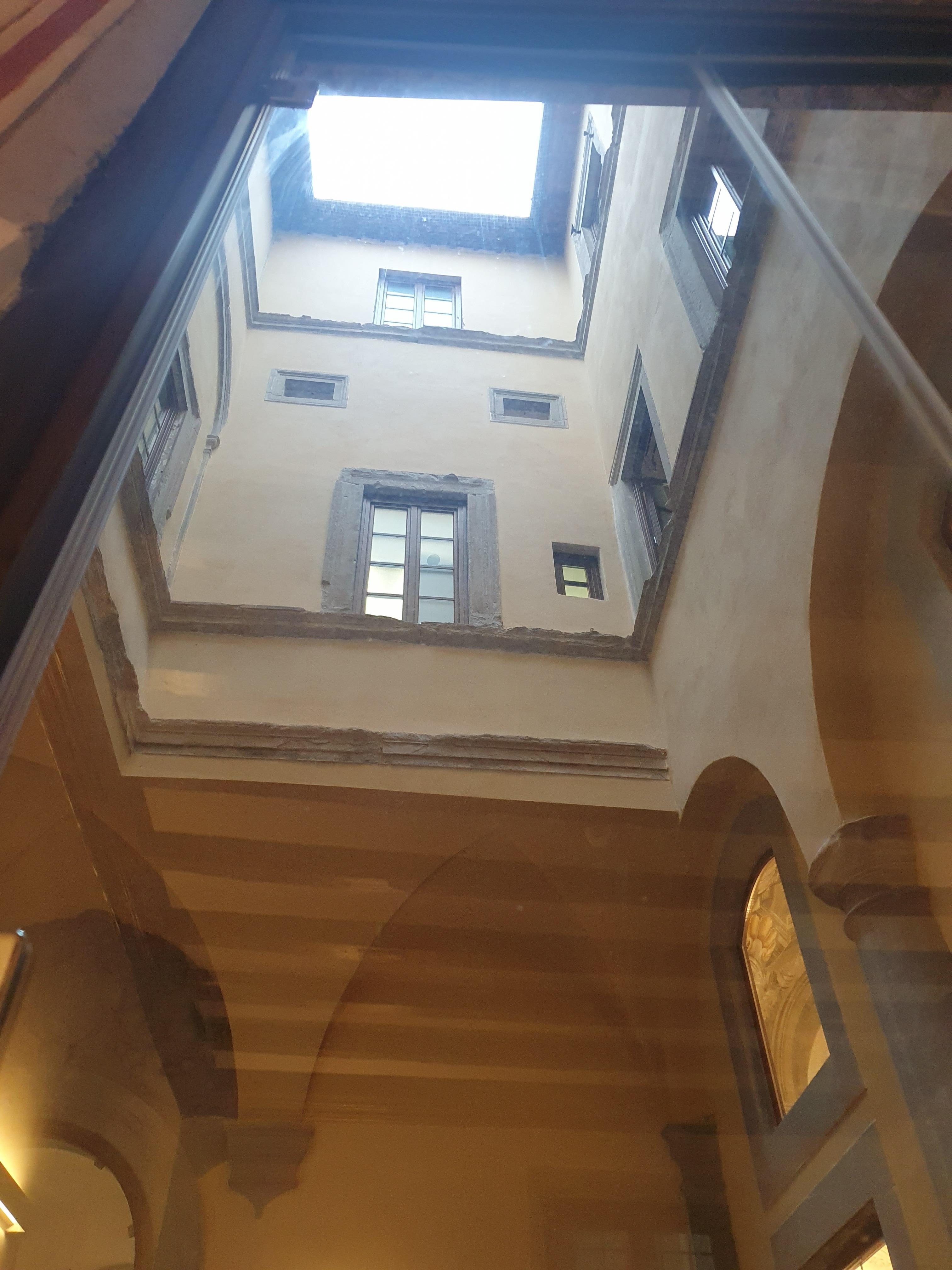 Vue du patio depuis la table du petit déjeuner