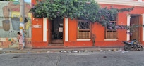 devant l'hôtel