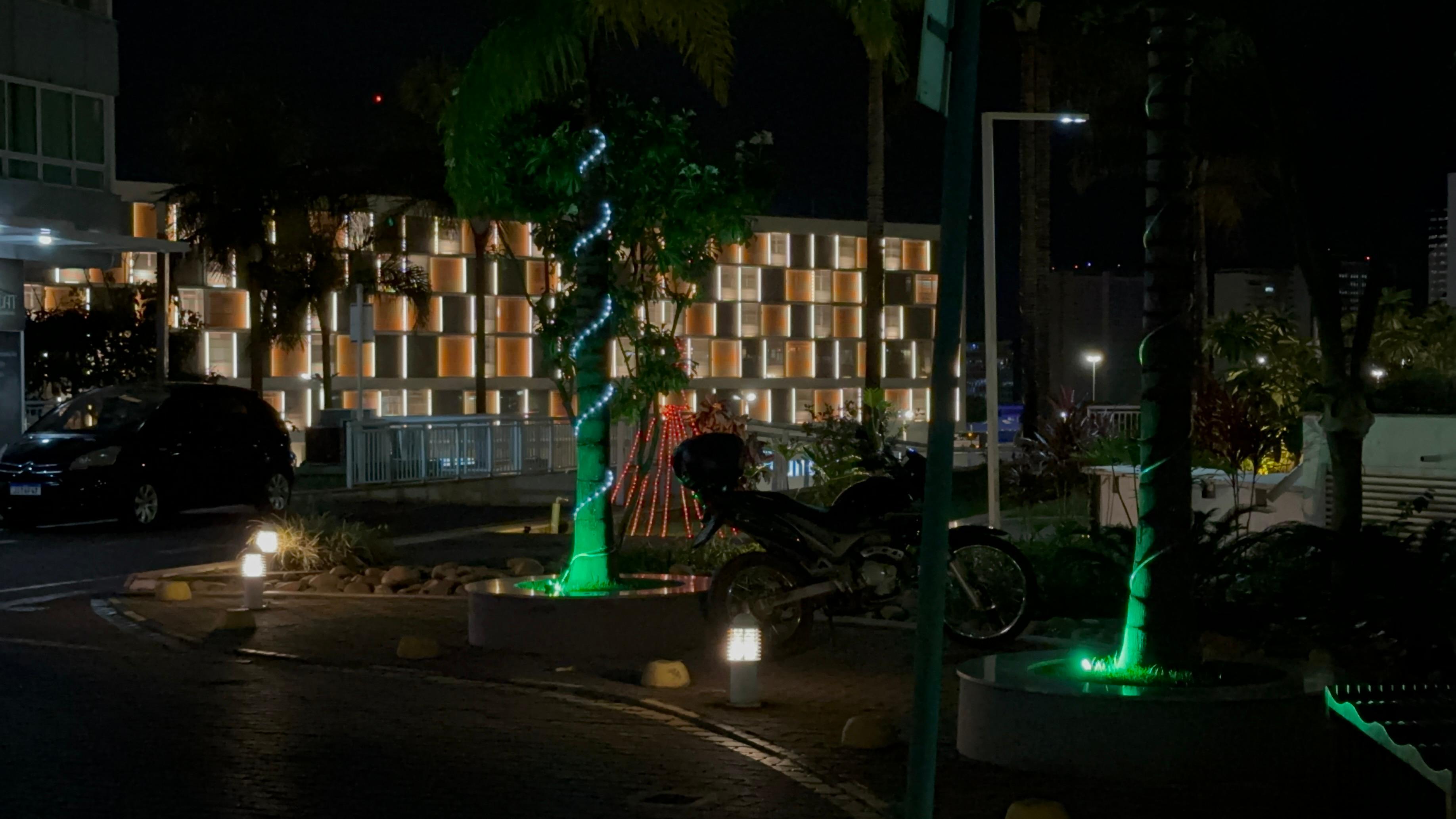 Parte externa muito agradável 
Vista a noite 