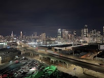 Aussicht vom Zimmer auf die Skyline, im Dunkeln.