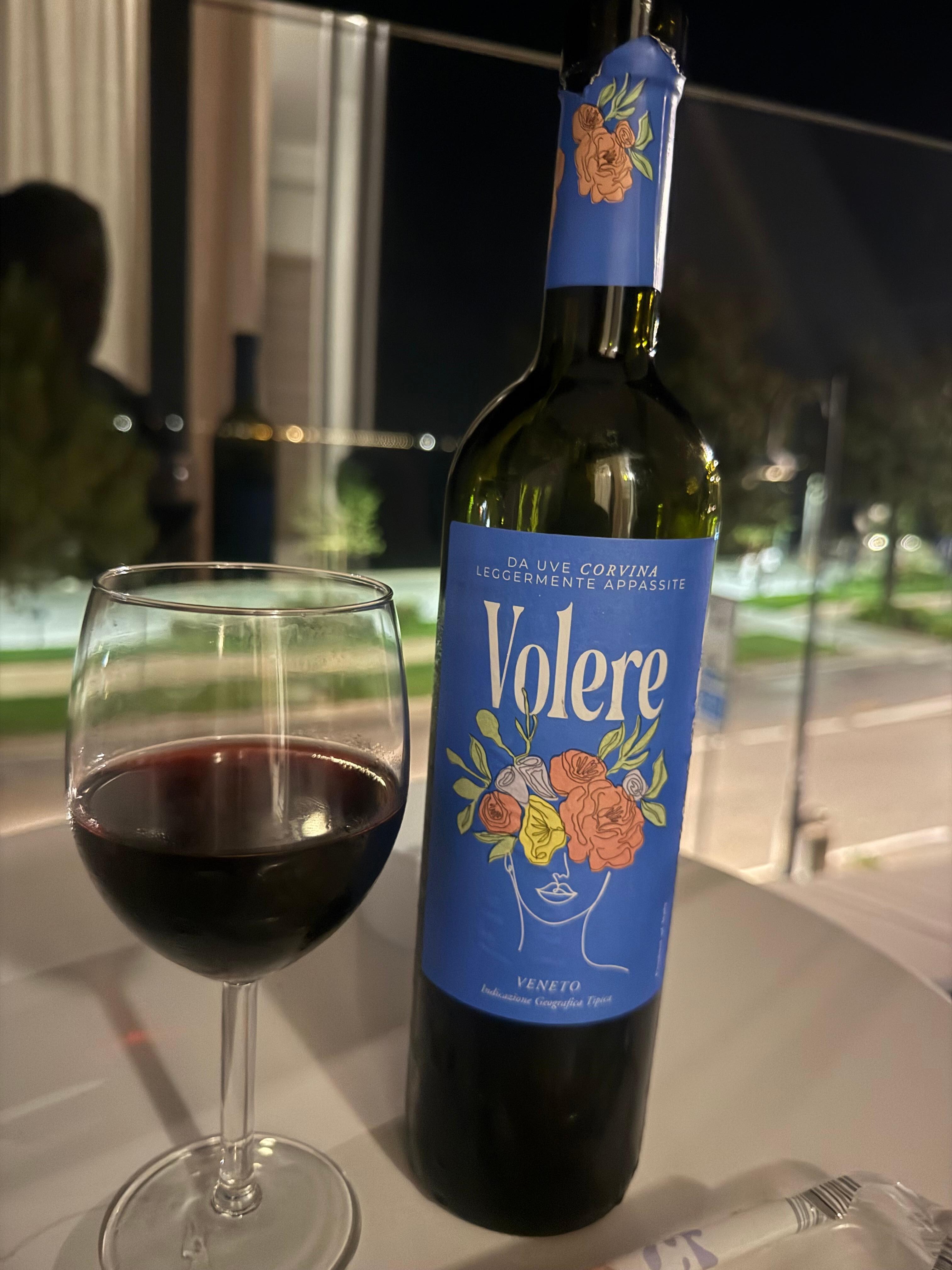 Mercado na mesma calçada com bons vinhos locais