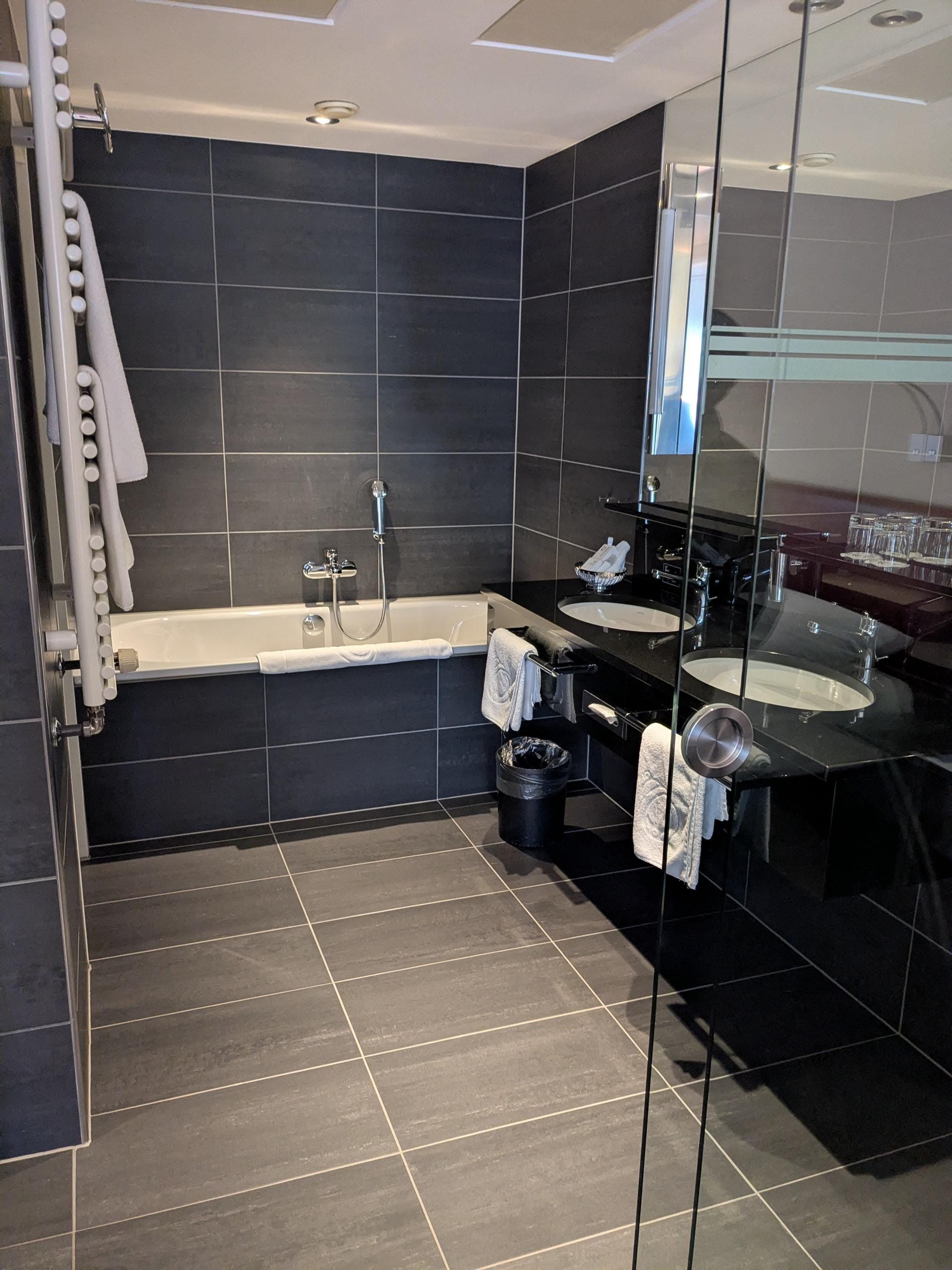 右側の洗面台は水が流れない。