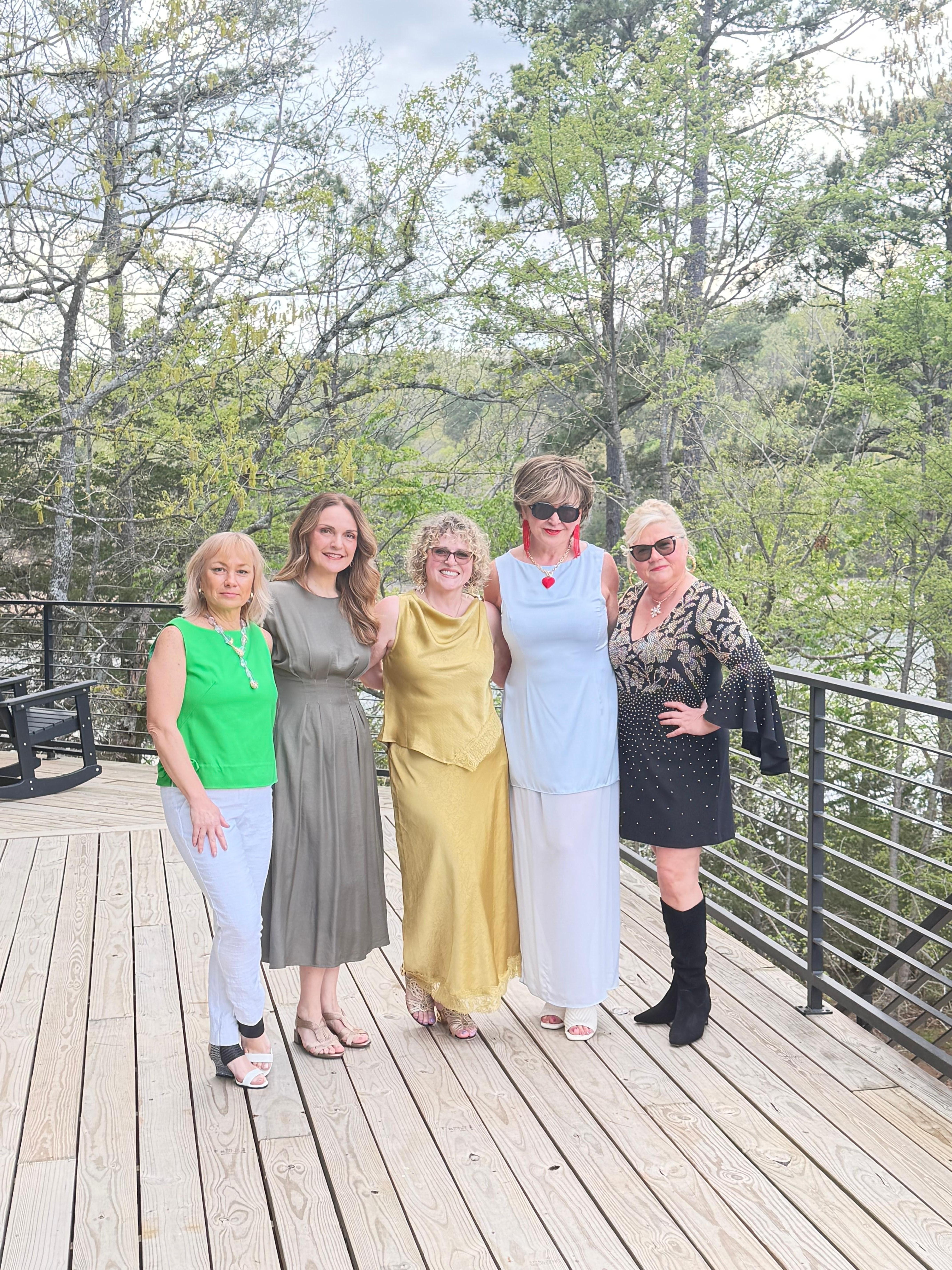 Beautiful decks,view to the lake is gorgeous. Modern design in the house-very well equipped.