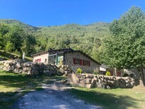 Propriété au complet avec domicile des propriétaires et partie louée derrière