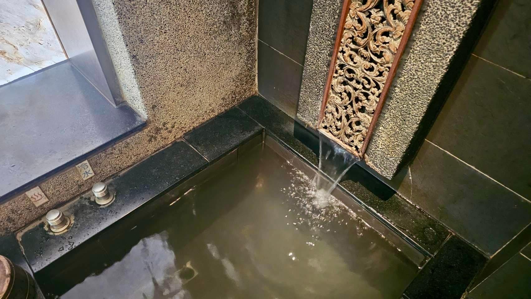 部屋の中にある温泉が出る湯船