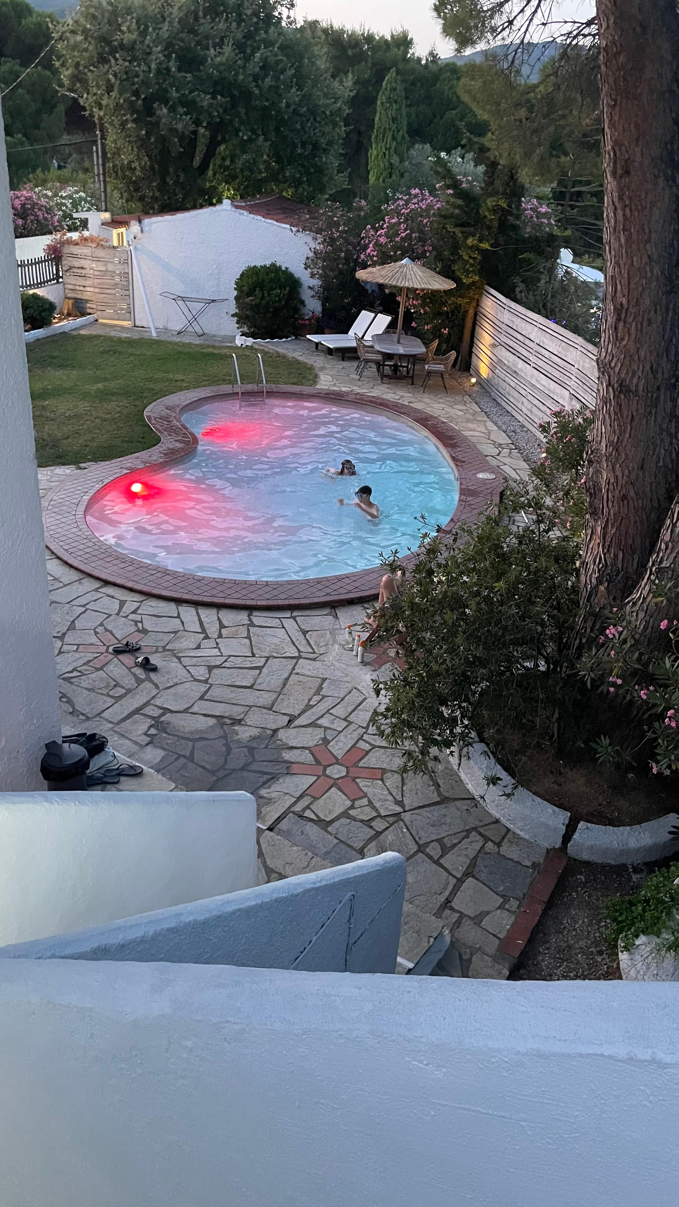 Från altanen mot poolområdet