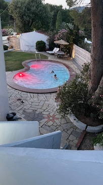 Från altanen mot poolområdet