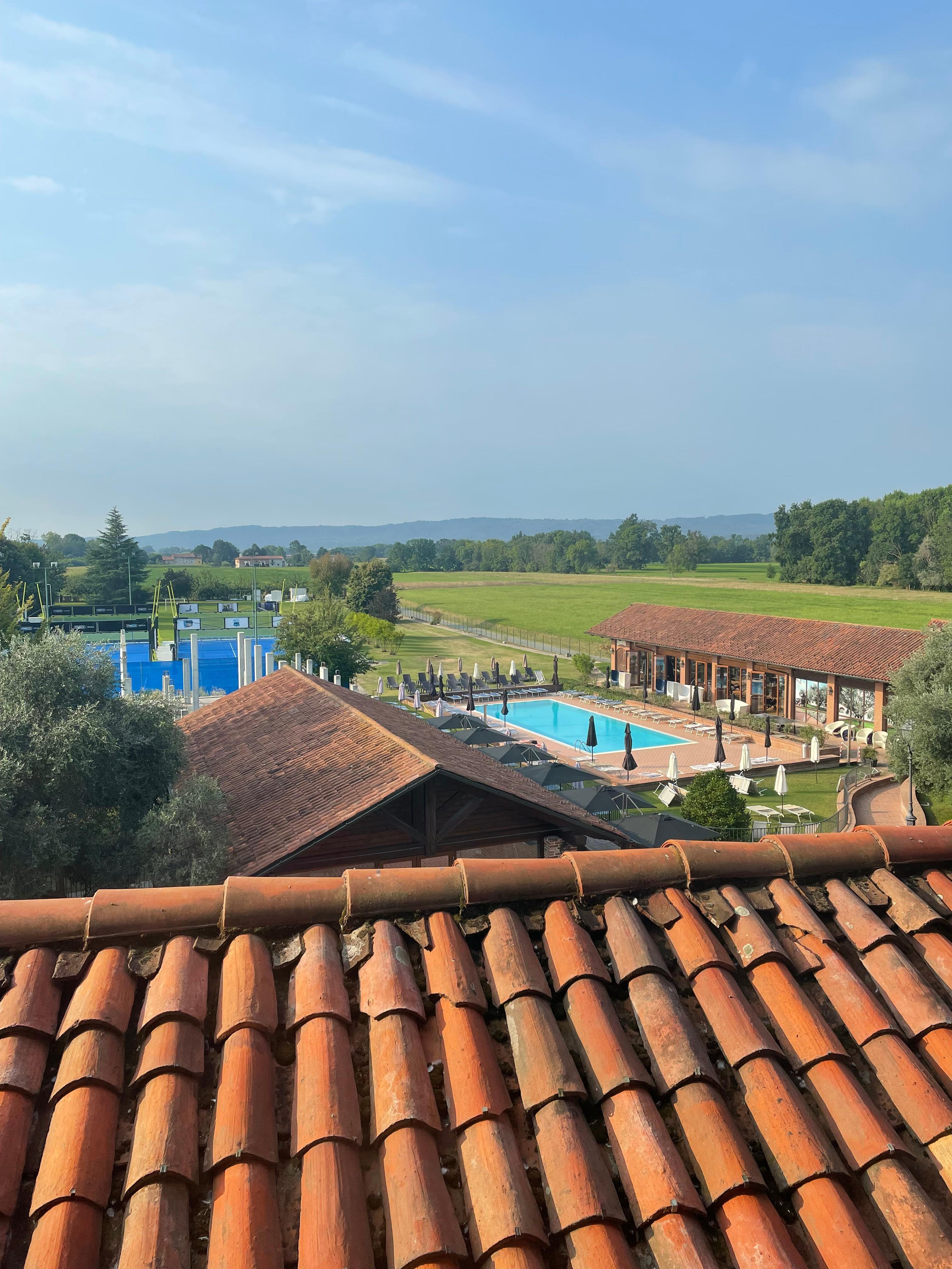 Vue devis la chambre 403 (piscine et terrains de tennis)