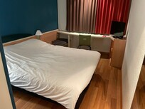 部屋は狭いです。