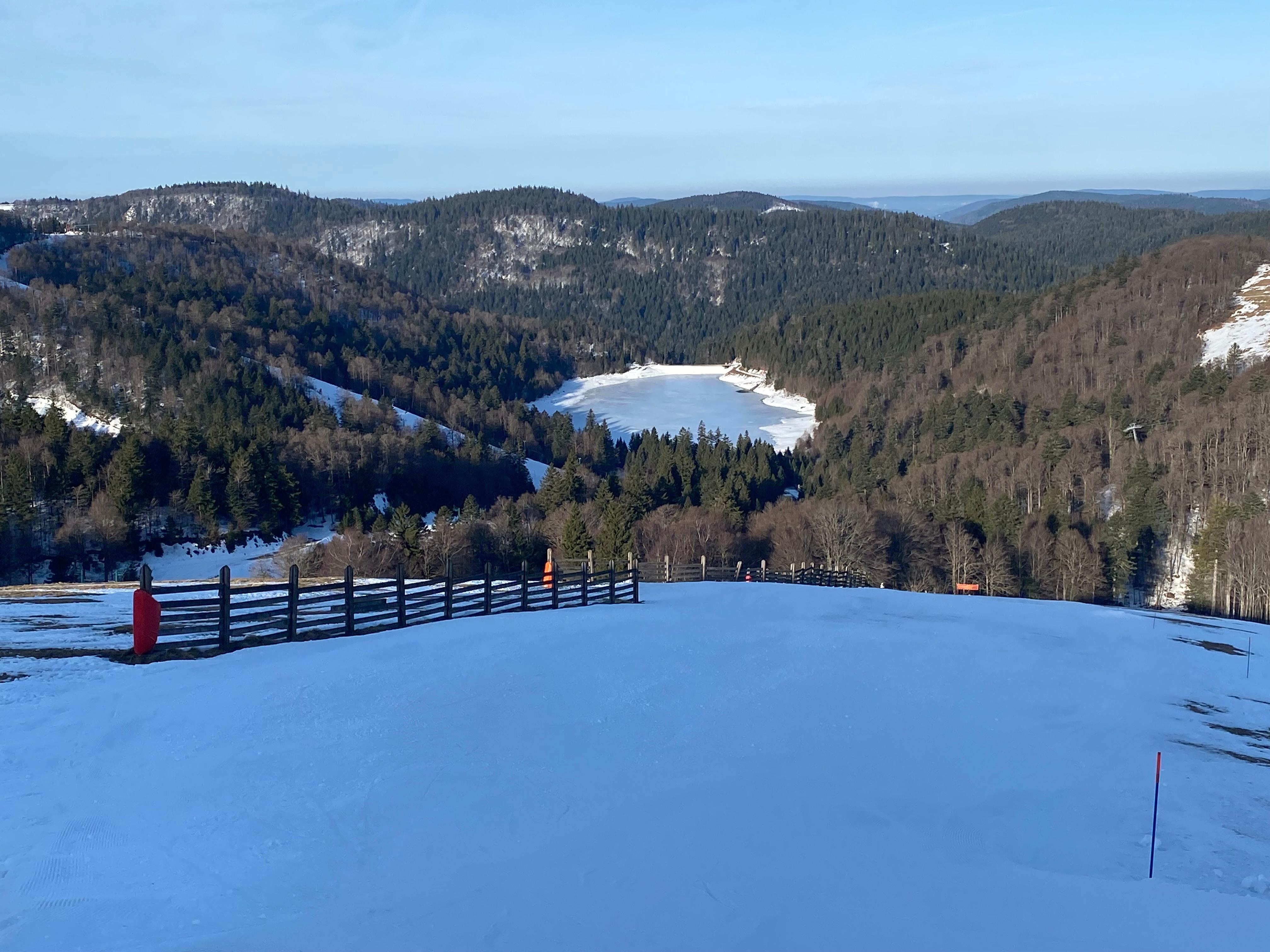 Vue des pistes sur le lac de la lande
