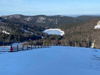 Vue des pistes sur le lac de la lande