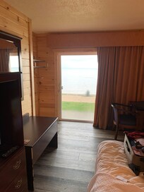 Good: Nice view of the bridge and Mackinaw Island, fire pit available covered porch