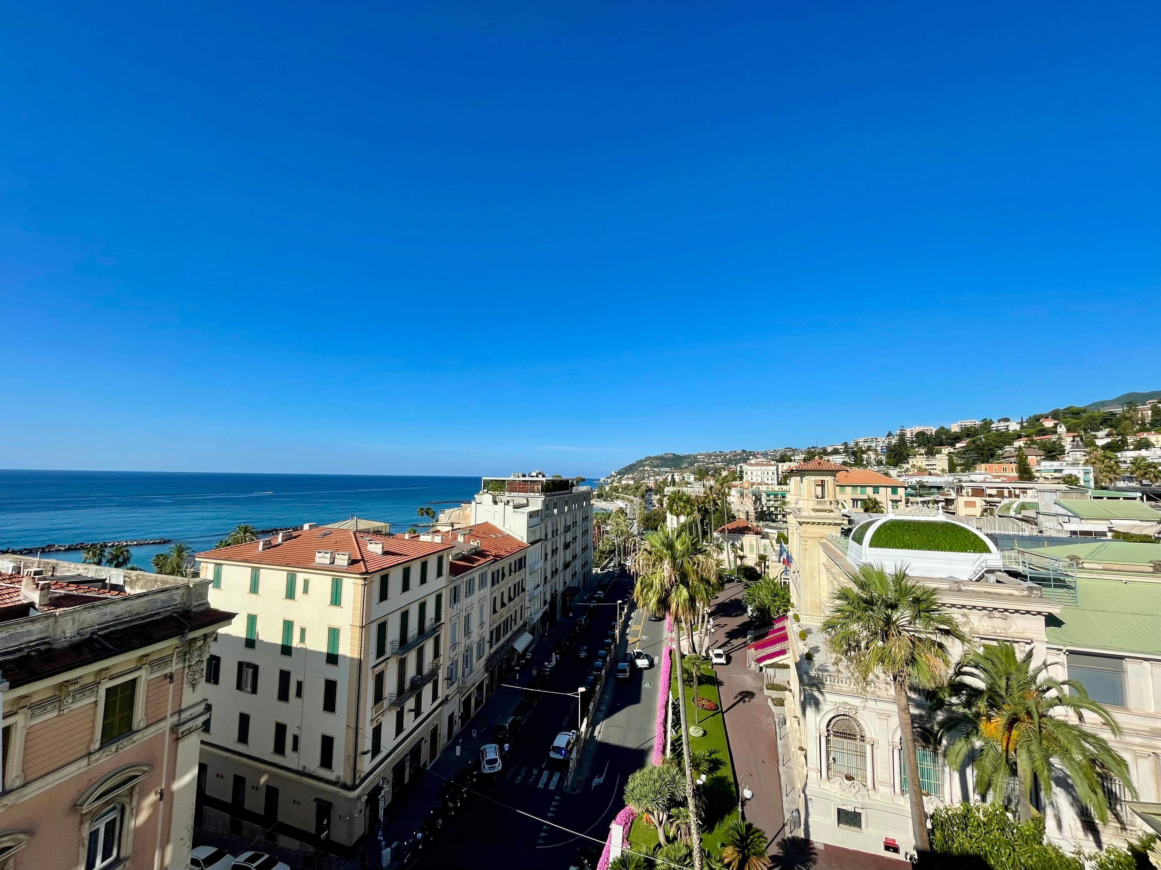 Utsikt från takterrassen - bar/frukost. 