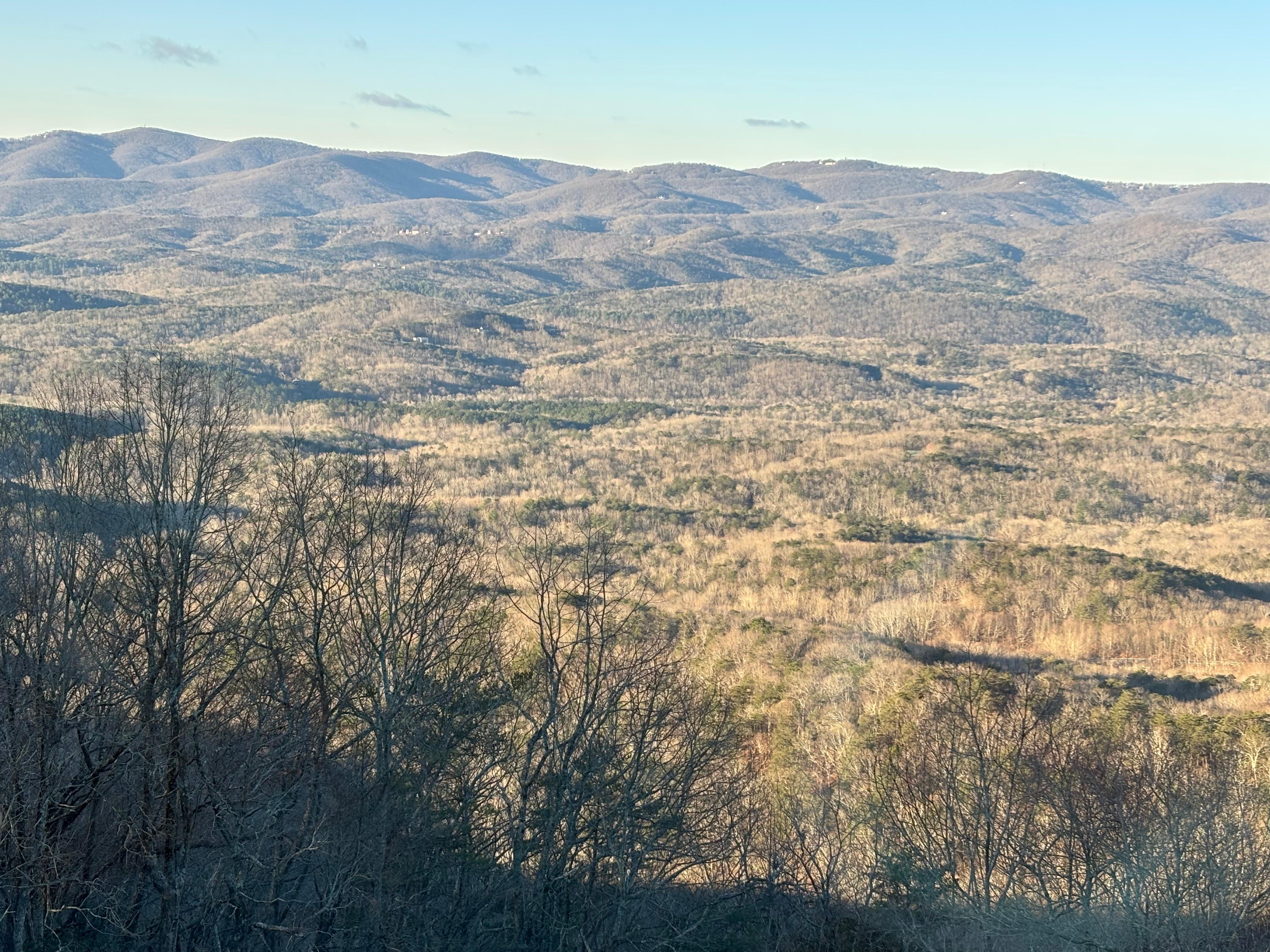Daylight view of mountains. 
