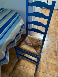 Manque de confort, chaises et divan. Ok chaises anciennes mais alors besoin d’un fauteuil confortable.