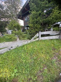 Beschädigter Zaun