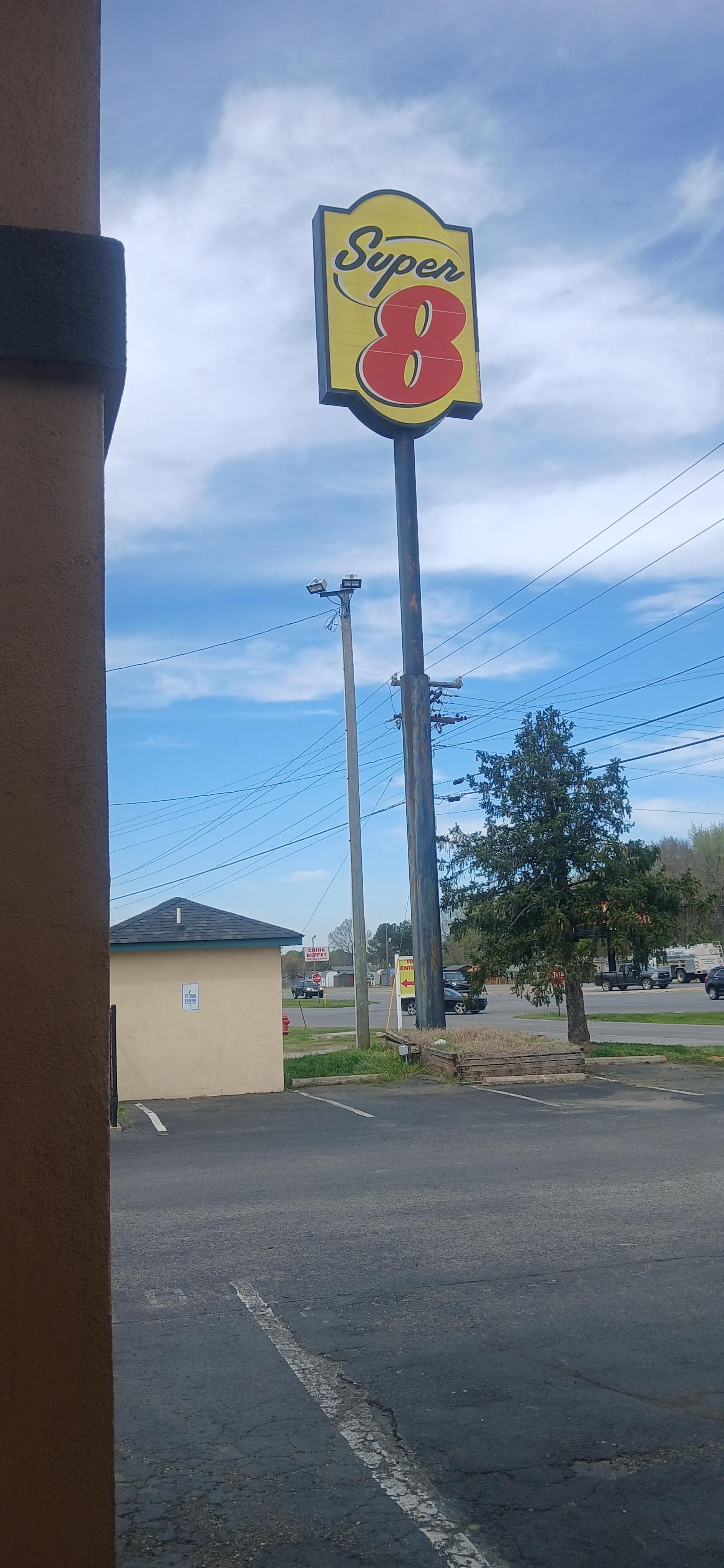 The familiar Super 8 sign. 
