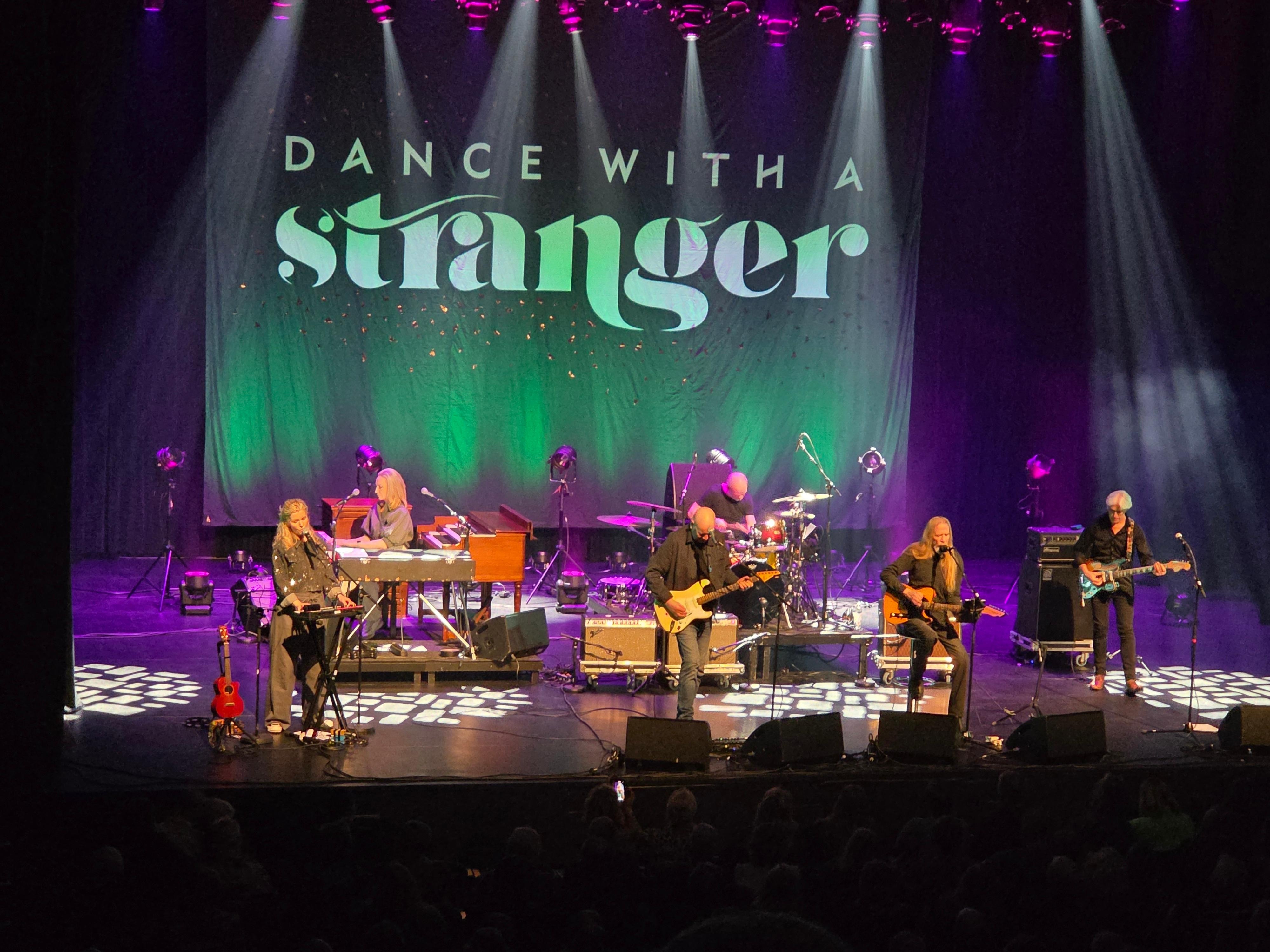 Konsert med Dance with a stranger