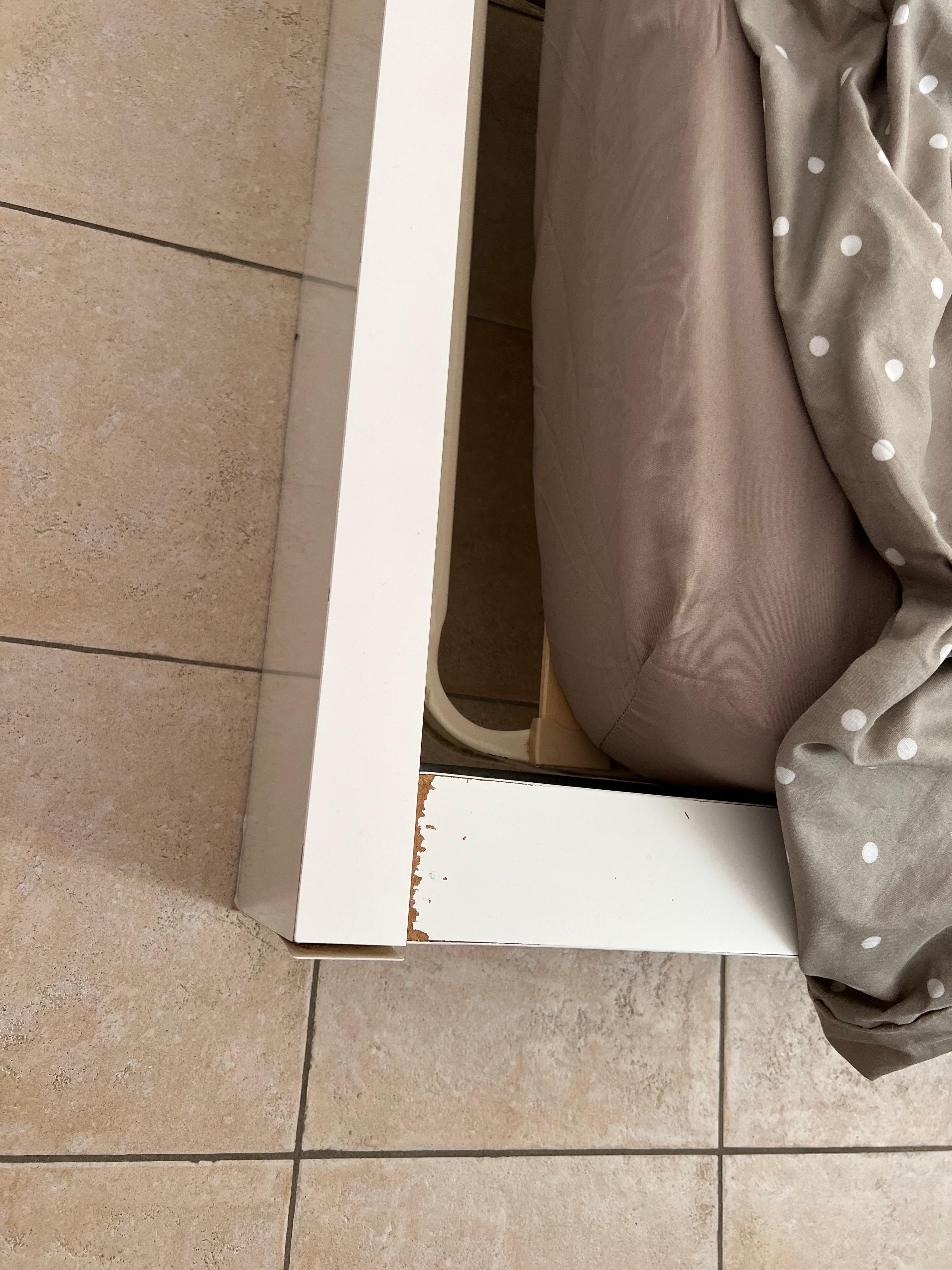 Matratze ca. 15 cm zu kurz, wobei das „Fournier“ sich auflöst