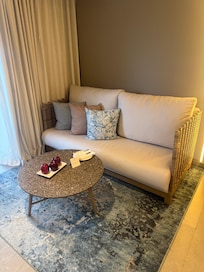 Relaxing area Junior Suite With Butler
