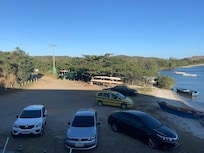 Quarto com vista para o canal. SĂł dĂĄ pra ver o canal estando prĂłximo ao parapeito da varanda. NĂŁo tem nenhuma privacidade.