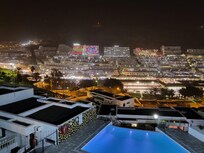 7 minute walk to nightlife