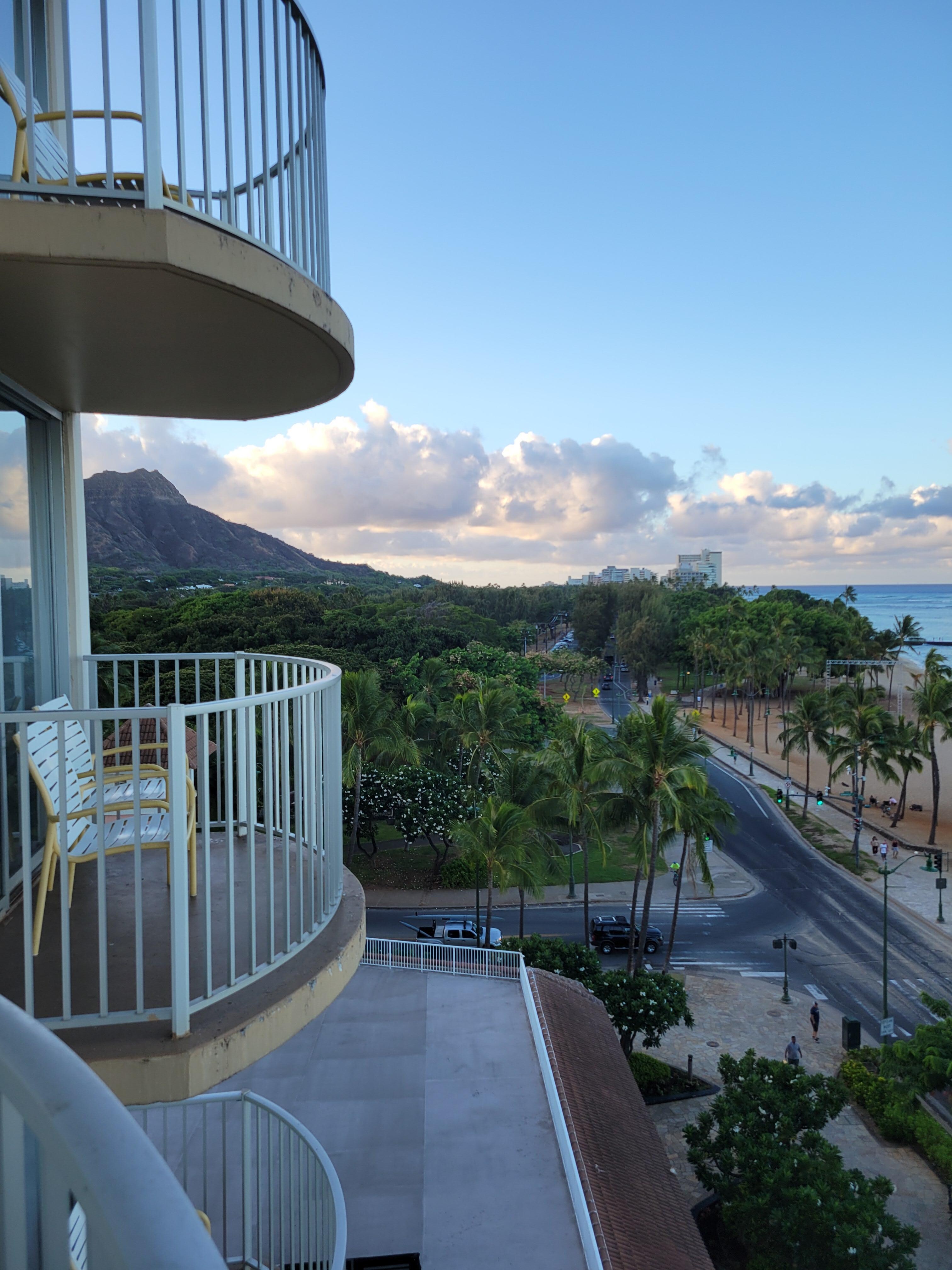 The Twin Fin Hotel in Honolulu Book on