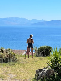 Vu de la terrasse de la chambre… mer et montagne