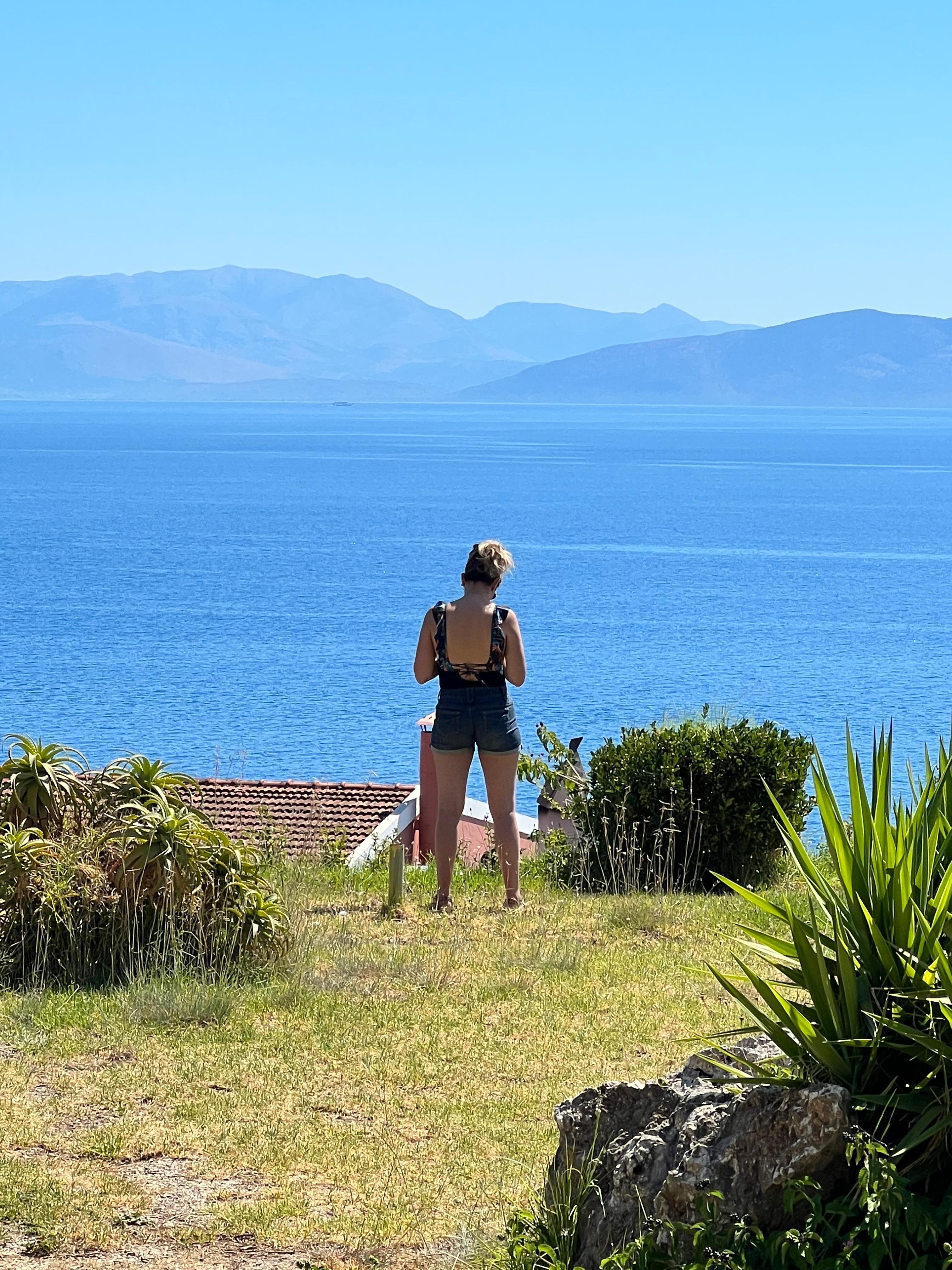 Vu de la terrasse de la chambre… mer et montagne 