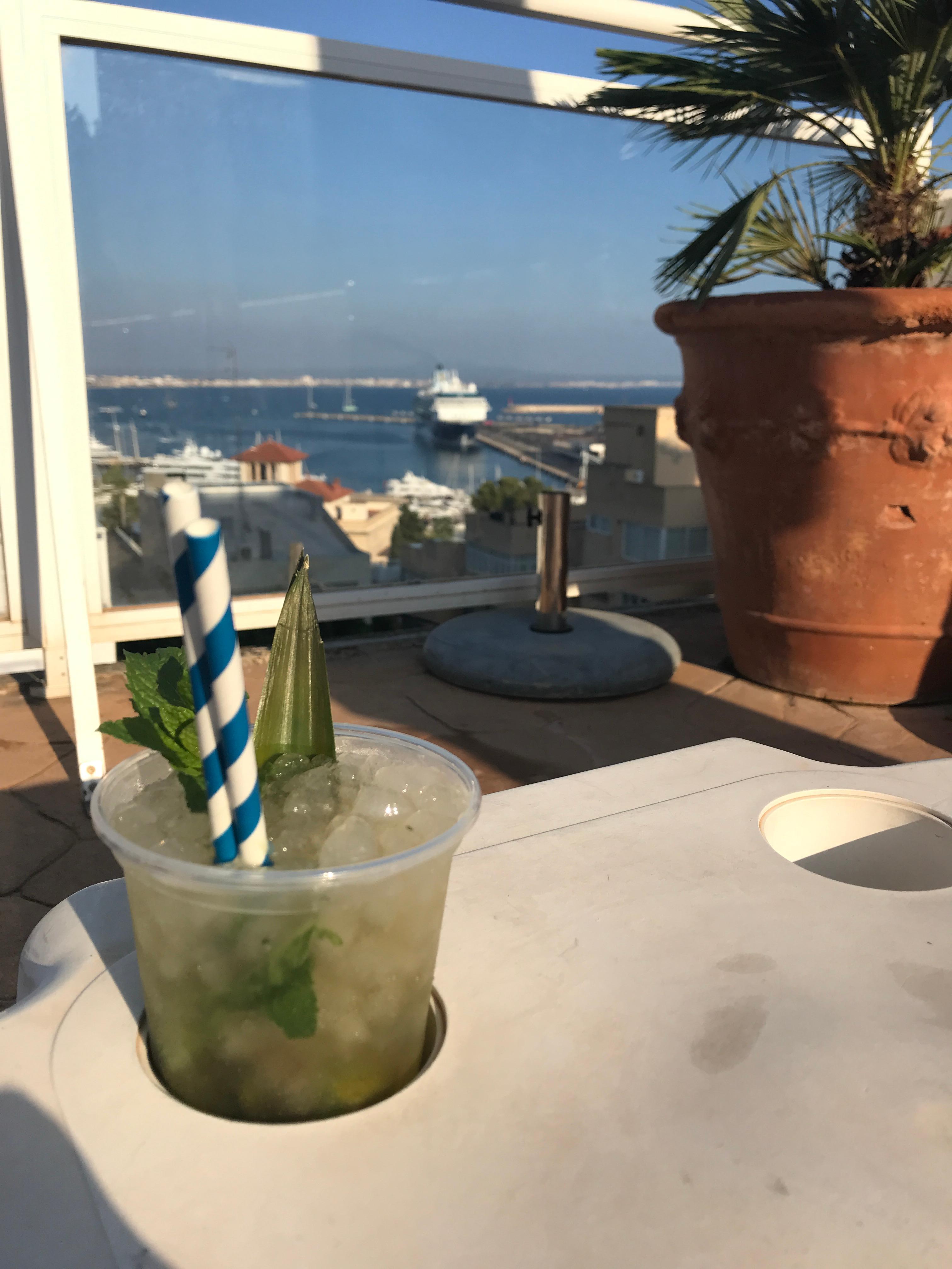 Lekkere cocktail aan het zwembad met zicht op de haven.