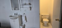 Lavabo dans la chambre, toilette dans un placard. Ça sentait exactement comme on l'imagine.