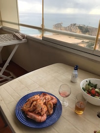 Обед с видом на океан.