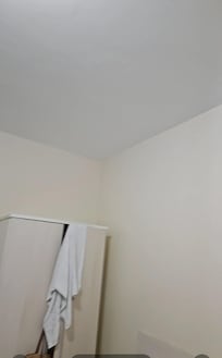 Sabonete em péssimas condições e um cheiro de esgoto subindo da pia do banheiro.