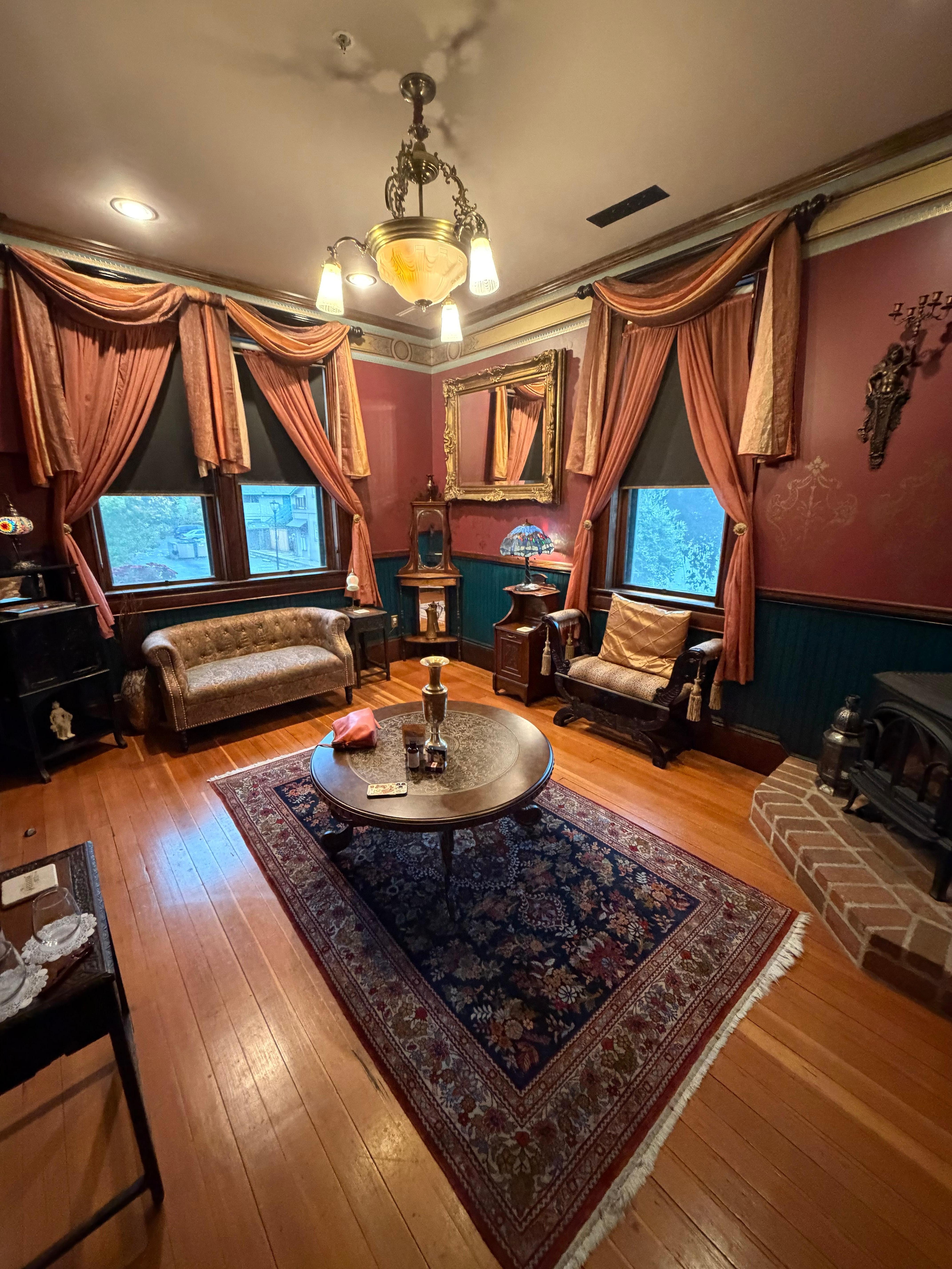 Sitting room in the anniversary suite 