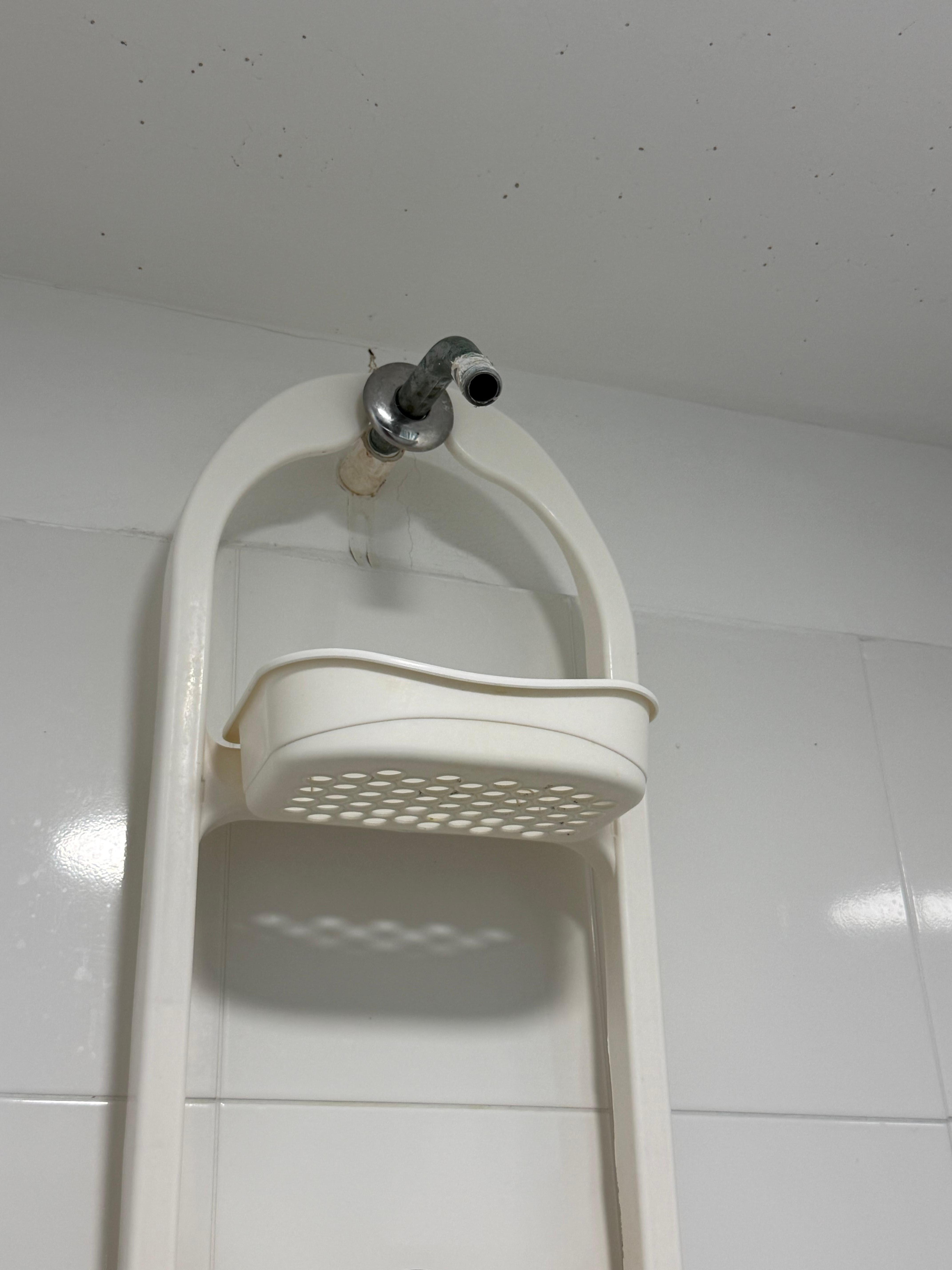 Las regaderas solo tenían tubo y el encargado dijo estar al tanto de eso y que así era.