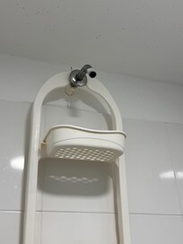 Las regaderas solo tenían tubo y el encargado dijo estar al tanto de eso y que así era.