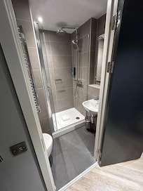 Badezimmer (Dusche ist größer, kommt auf dem Bild nicht so rüber)