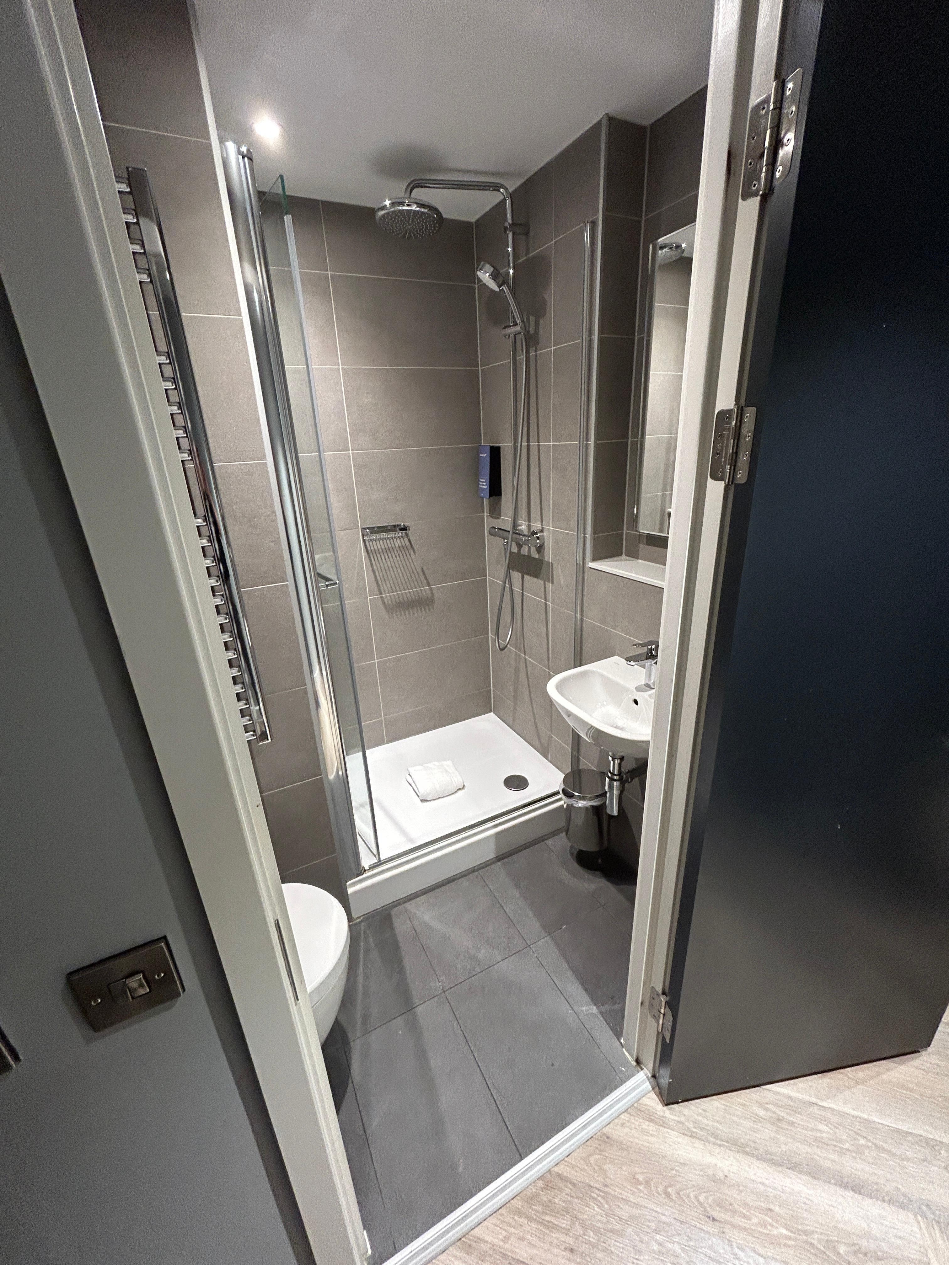 Badezimmer (Dusche ist größer, kommt auf dem Bild nicht so rüber)