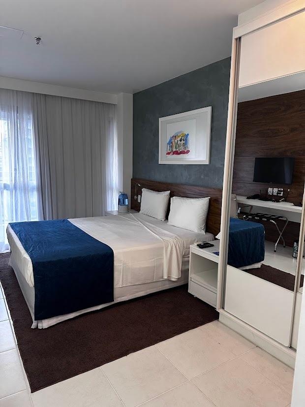 Quarto amplo com cama confortável